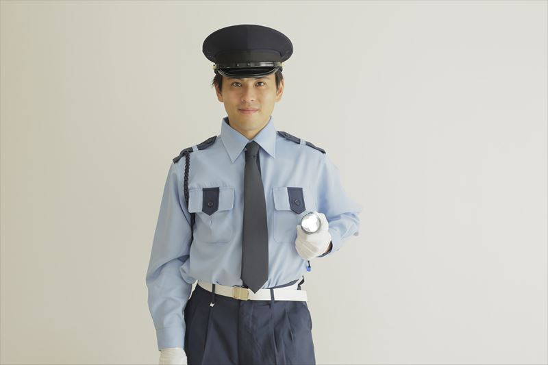 制服を着た警備員